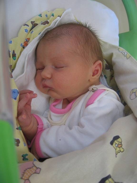 Ema Pětíková se rodičům Petře a Lukášovi z Roudnice nad Labem narodila v mělnické porodnici 3. července 2014, vážila 3,56 kg a měřila 51 cm.