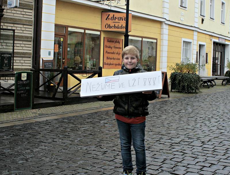 Ve Svatováclavské ulici v Mělníku je od pondělí 11. listopadu k vidění exteriérová výstava fotografií Oldřicha Škáchy s názvem VH – disident, prezident, občan.