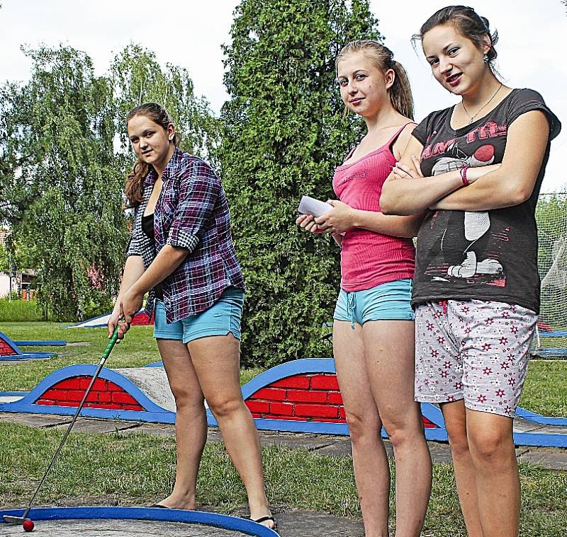 Spolužačky ze střední přijely do kempu strávit část prázdnin, zahrály si přitom minigolf.