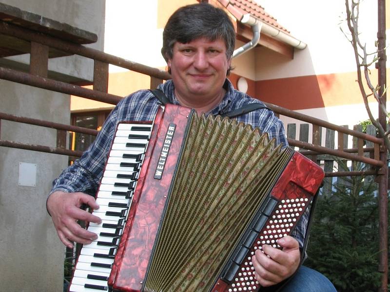 Václav Hruška z Neratovic hraje na obě harmoniky, tahací i foukací, na trubku a kytaru. A samozřejmě zpívá.