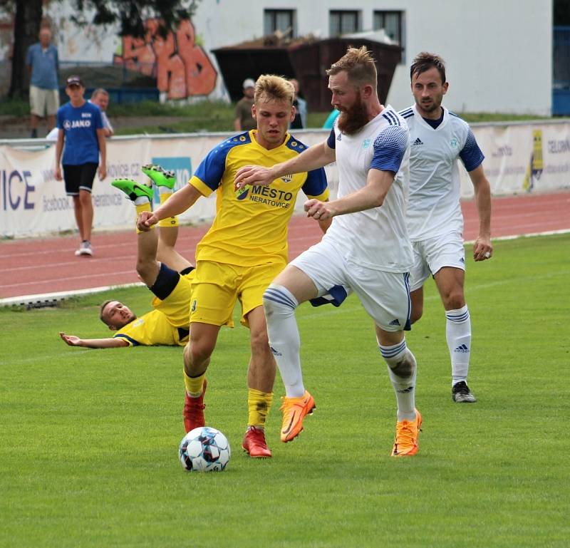 Neratovice (ve žlutém)  ve druhém kole divize B podlehly doma SK Kladno 0:2.