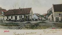 Pohled z Bezručovy ulice do ulice Vodárenské směrem do kopce do centra města z roku 1901. V popředí vlevo stojí kovárna, kde v době vzniku fotografie řemeslo provozoval kovář Čeněk Hrdlička.