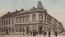 Dům na rohu ulic Pražská a Jiráskova si nechal v roce 1898 postavit obchodník Jiří Derfl. Pohlednice je z roku 1905.