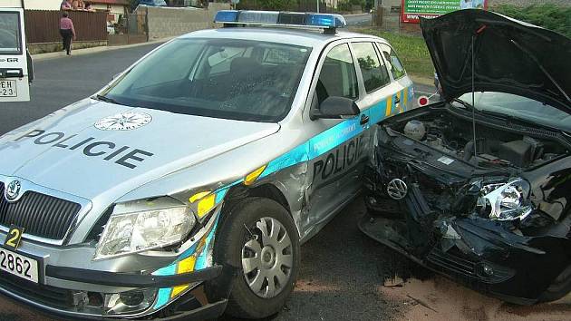 Dopravní nehoda na křižovace ulic Mladoboleslavská a Polská v Mělníku