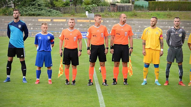 Výběr Středočeského krajského fotbalového svazu (v modrém) podlehl ve finále národní kvalifikace UEFA Regions' Cupu reprezentaci Zlínského kraje 0:1 po pokutových kopech.