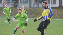 Fotbalisté FK Neratovice/Byškovice (žlutomodré dresy) v prvním přípravném utkání podlehli třetiligovému FK Loko Vltavín 3:4.