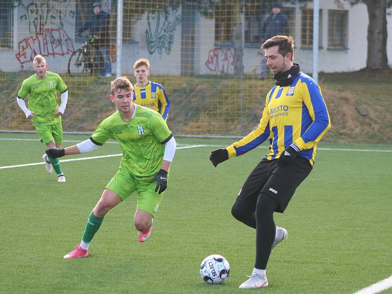 Fotbalisté FK Neratovice/Byškovice (žlutomodré dresy) v prvním přípravném utkání podlehli třetiligovému FK Loko Vltavín 3:4.