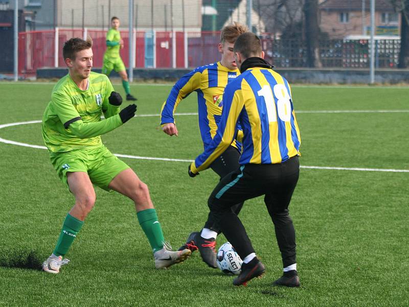 Fotbalisté FK Neratovice/Byškovice (žlutomodré dresy) v prvním přípravném utkání podlehli třetiligovému FK Loko Vltavín 3:4.