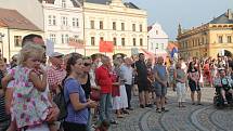 Téměř 400 lidí se na náměstí Míru v Mělníku zúčastnilo pokračujících demonstrací proti vládě Andreje Babiše.