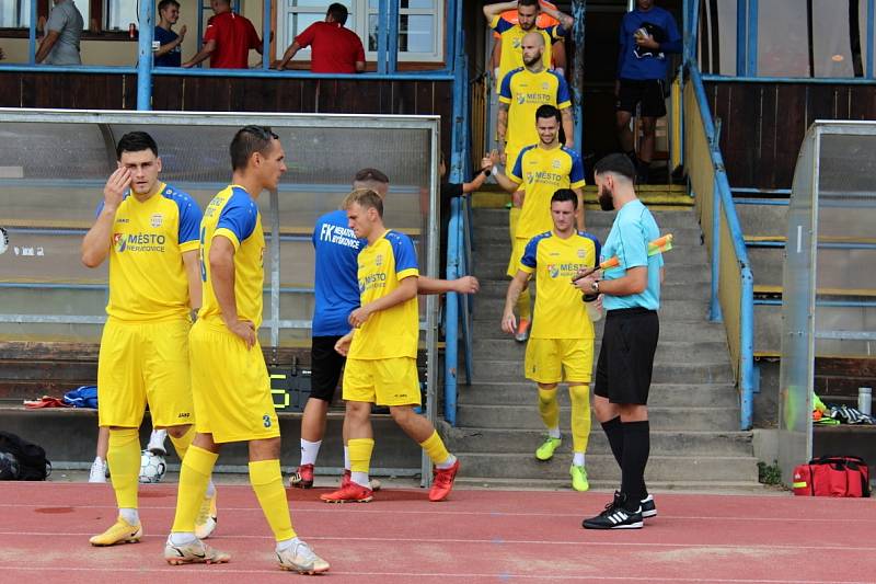 Neratovice (ve žlutém)  ve druhém kole divize B podlehly doma SK Kladno 0:2.