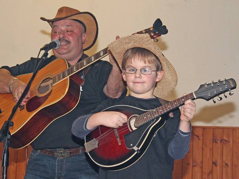 Benefiční vánoční country bál pro Adélku Krajovou z Neratovic, který pořádala kapela Mošňáci.