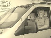 Václav Mráz za volantem mikrobusu.
