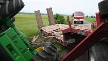 Nehoda kamionu převážejícího tři traktory v Mělníku