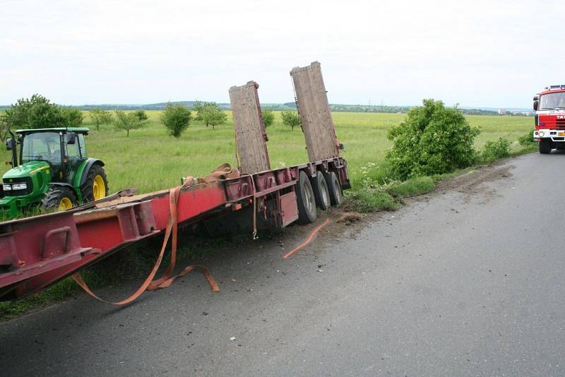 Nehoda kamionu převážejícího tři traktory v Mělníku