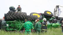 Nehoda kamionu převážejícího tři traktory v Mělníku