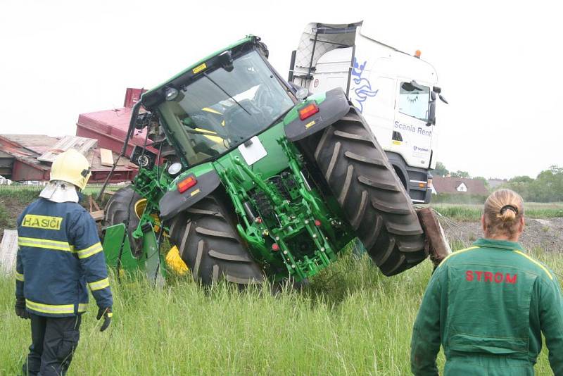 Nehoda kamionu převážejícího tři traktory v Mělníku