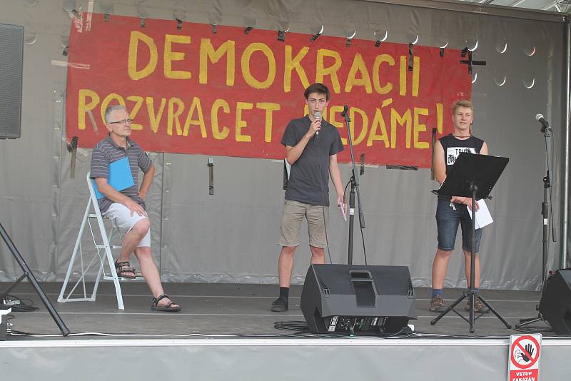 Téměř 400 lidí se na náměstí Míru v Mělníku zúčastnilo pokračujících demonstrací proti vládě Andreje Babiše.