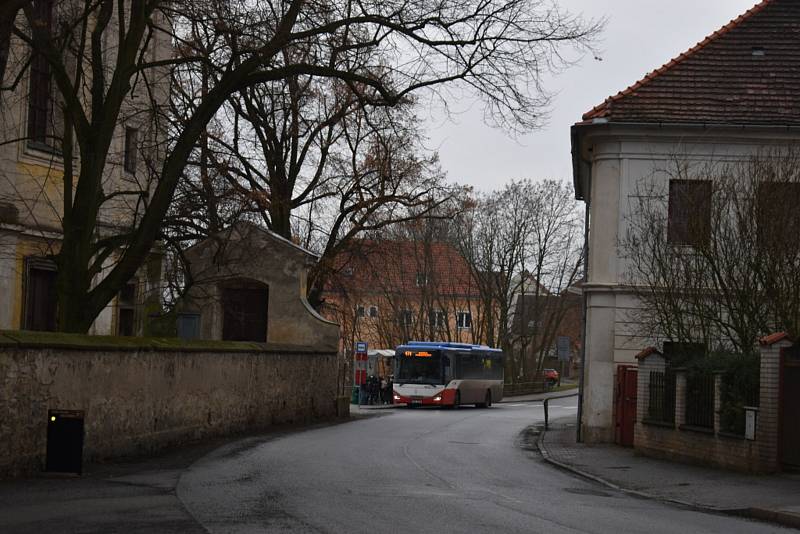 Poklidná obec Vysoká - Bosyně na Kokořínsku se stala v neděli dějištěm hrůzy. Mladá žena zde měla podle policie brutálně zavraždit svého partnera.