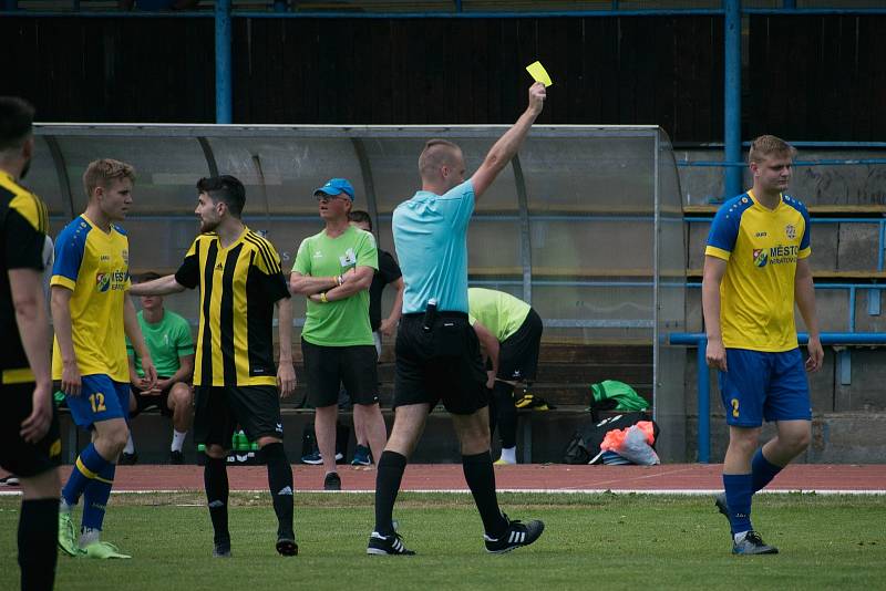 Divize B, 26. kolo: FK Neratovice-Byškovice (žluto-modré dresy) - Olympie Březová (2:0)