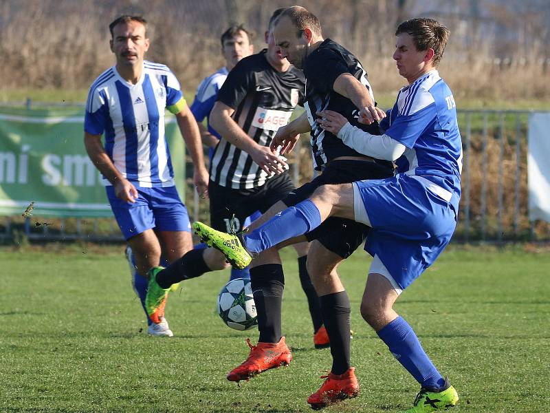 Divize B, 15. kolo: FK Brandýs - Sokol Libiš (v modrém) 1:2.