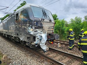 Srážka vlaku a dodávky v Mělníce.