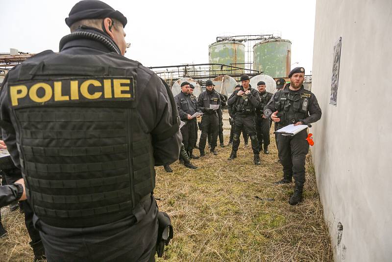 Taktické policejní cvičení v areálu Spolany Neratovice ve čtvrtek 17. března 2022.