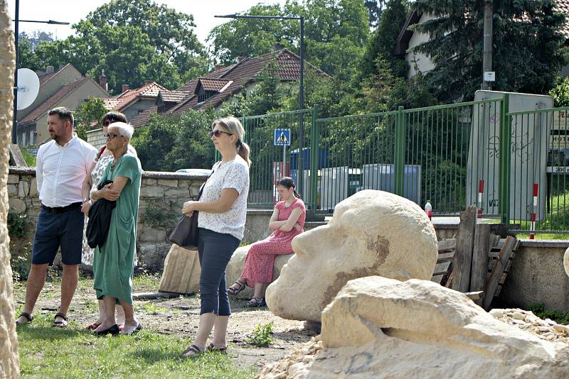 Sochařské sympozium v Liběchově na počest sochaře Václava Levého trvalo tři týdny.