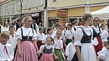 Mělník ožil letos již po jedenadvacáté folklórním festivalem Mělnický Vrkoč, který každý rok nabízí pestrou škálu lidových tradic z různých koutů republiky.