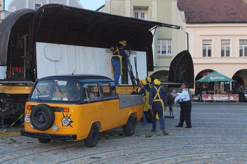 Velmi originální podívanou viděli ve středu 21. srpna návštěvníci mělnického náměstí Míru. Právě tam se totiž v rámci Mělnického kulturního léta odehrálo vystoupení hudebně-divadelního souboru ORCHESTRoj – Zatrestband.