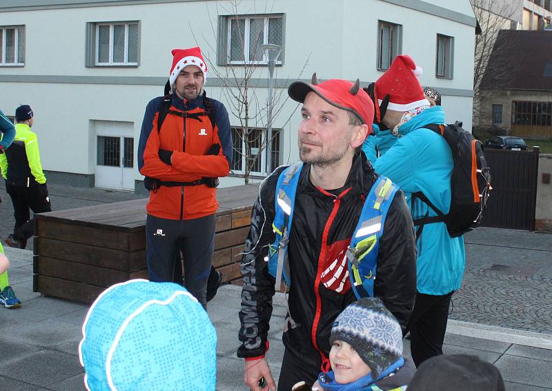 Na trati běhu, vedeném z Kralup přes tamní lávku pro pěší po pravém vltavském břehu, se skupina setkala u betléma v Řeži se spřátelenými běžci z tamního regionu.