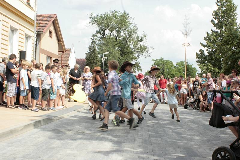 Před místní základní školou se v pátek odpoledne 8. června sešly desítky dětí a dospělých z celého Cítova.