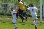 FK Brandýs n. L. (ve žlutém) - FK Pšovka Mělník (4:0); 19. kolo I. B třídy; 25. dubna 2015