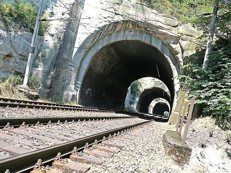 Serie tří srážek vlaku s člověkem, ke kterým došlo vloni v červnu, začala v tunelu na kolejích z Nelahozevsi do Kralup nad Vltavou. Lokomotiva tam srazila v noci muže.