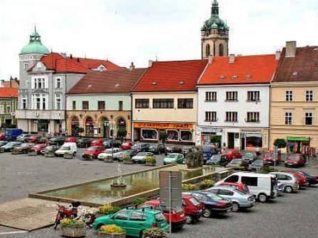 Současná podoba náměstí Míru se mnoha lidem nelíbí. Desítky zaparkovaných automobilů, složité dopravní situace a málo prvků pro chodce. To vše b y měla vyřešit revitalizace. 