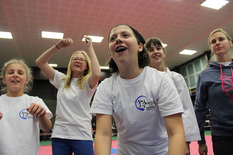 Na domácí turnaj mělnických taekwondistů dorazily téměř dvě stovky závodníků z celého Česka. Mělnický tým nakonec skončil na skvělém čtvrtém místě. V turnaji skills, ve kterém reprezentovali vždy tři bojovníci z každého týmu, skončilo mělnické Hansoo na z