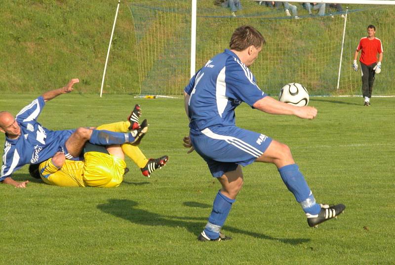 Z utkání 22. kola divize C Ovčáry (ve žlutém) - Dvůr Králové (0:2).