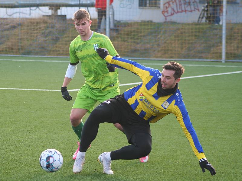 Fotbalisté FK Neratovice/Byškovice (žlutomodré dresy) v prvním přípravném utkání podlehli třetiligovému FK Loko Vltavín 3:4.