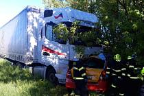 Řidič v osobním voze nepřežil střet s náklaďákem u Mělnického Vtelna.
