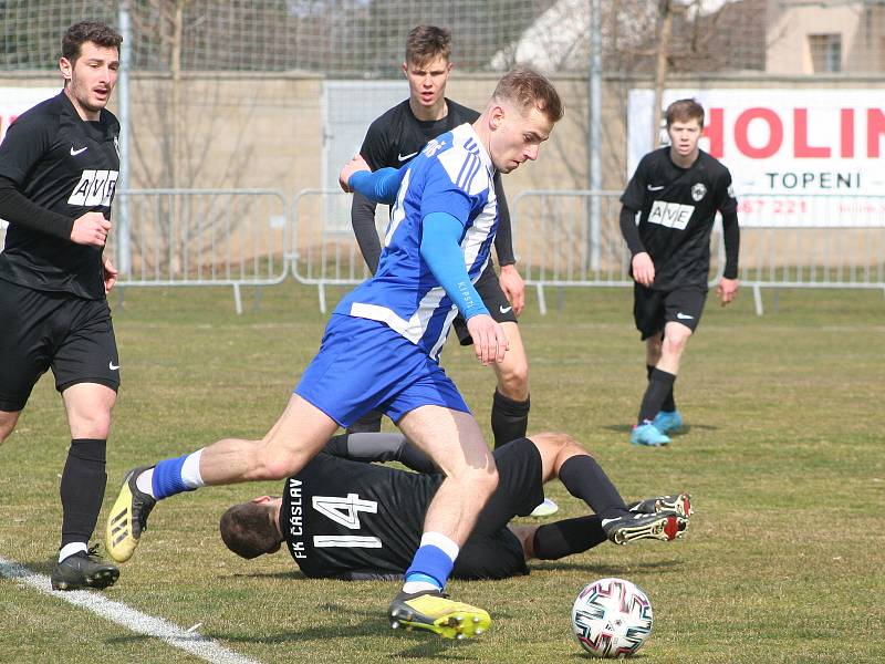 Fotbalisté Sokola Libiš (modrobílá kombinace) prohráli ve druhém jarním kole divize C doma s FK Čáslav 0:2.