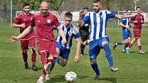 Fotbalisté Sokola Libiš (modrobílá kombinace) rozdrtili v domácím utkání 24. kola divize C Náchod 5:0.