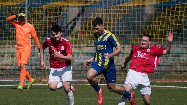 Fotbalisté Neratovic (modrožluté dresy) prohráli na domácím hřišti s Českým Brodem 0:3.