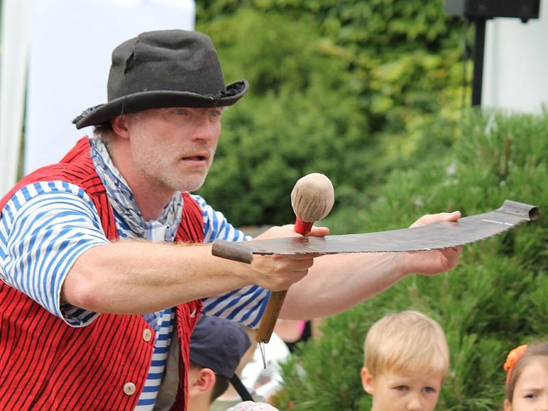 Kralupský soubor Scéna v představení Teatro Tyjátjátro při festivalu Za vodou. 