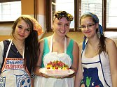 Žákyně deváté třídy Tereza Ž., Kristýna R. a Markéta B. udělaly krásný salámový dort.