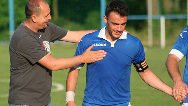 Fotbalisté Sokola Záryby (v modrém) porazili góly v závěru Sázavu 3:0.
