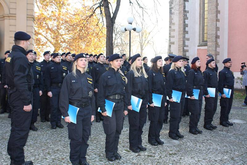 Slavnostní slib nových policistů.