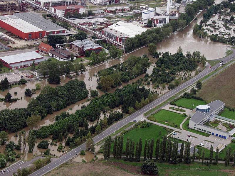 Povodeň v roce 2002 na Mělnicku – letecký snímek: Kralupy nad Vltavou