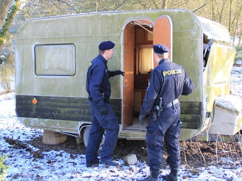 Policisté kontrolovali chaty.