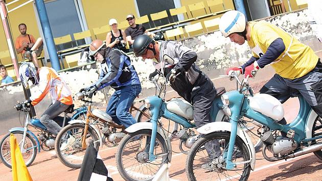 IX. Mistrovství světa mopedů Stadion na ploché dráze ve Mšeně.