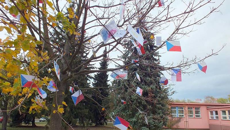 Na základní škole Ing. M. Plesingera-Božinova v Neratovicích se připojili k oslavám výročí vzniku republiky.