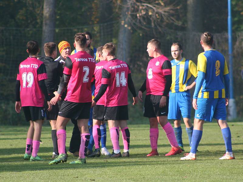 Fotbalisté TJ Byšice (ve žlutomodré kombinaci) měli v utkání krajského poháru favorizované soupeře z FK Dobrovice na lopatě, o dvoubrankové vedení ale nakonec přišli a v rozstřelu postoupili hosté z Boleslavska.